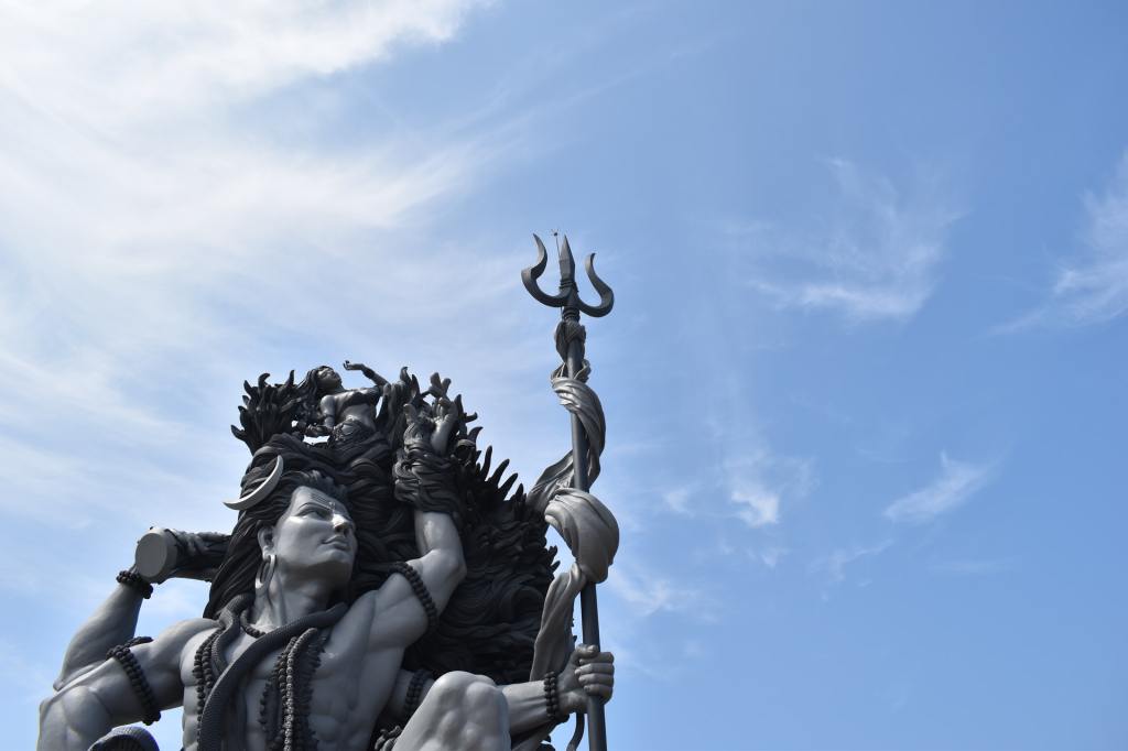 Bog Shiva u kamenu, nebo iza