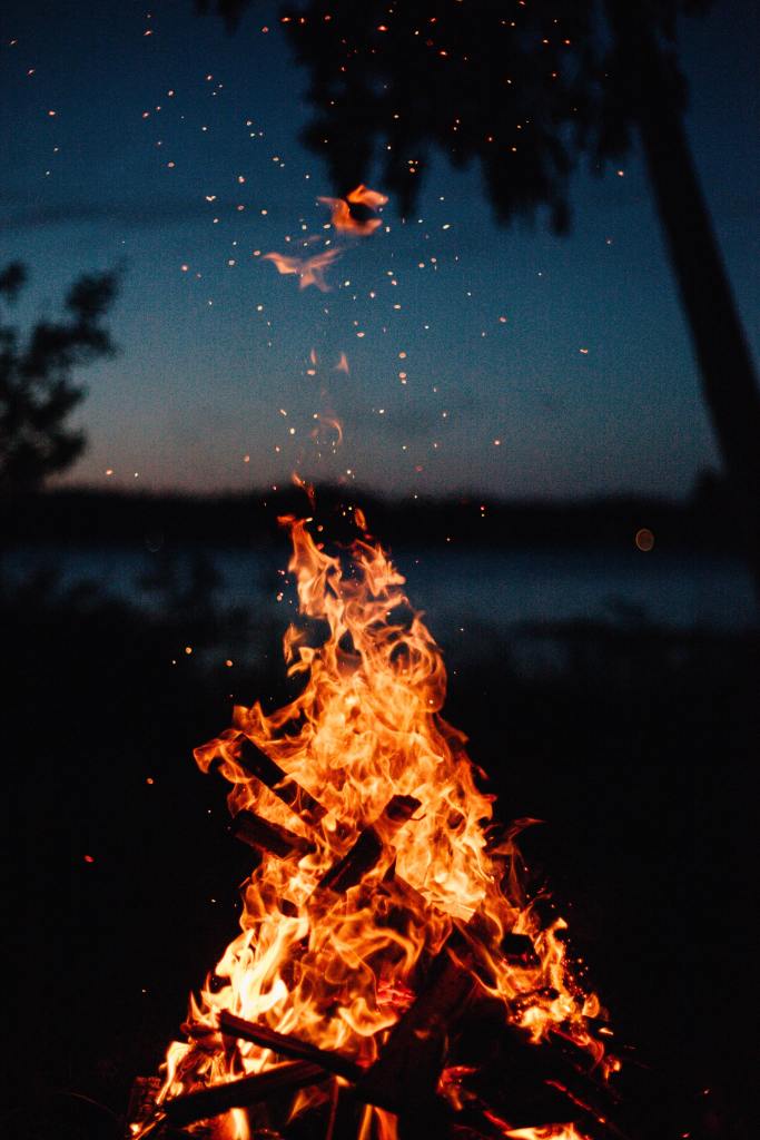 Vatra gori u noći pod zvijezdama